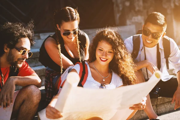 Grupo Jóvenes Amigos Felices Viajando Juntos Mirando Mapa Ciudad — Foto de Stock