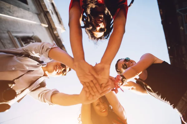 Grupo Jóvenes Amigos Felices Viajando Juntos Tomados Mano Medio —  Fotos de Stock