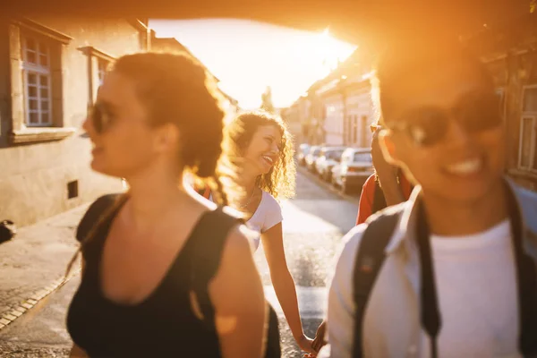 Gruppe Junger Glücklicher Freunde Unterwegs Der Stadt Bei Sonnenuntergang — Stockfoto