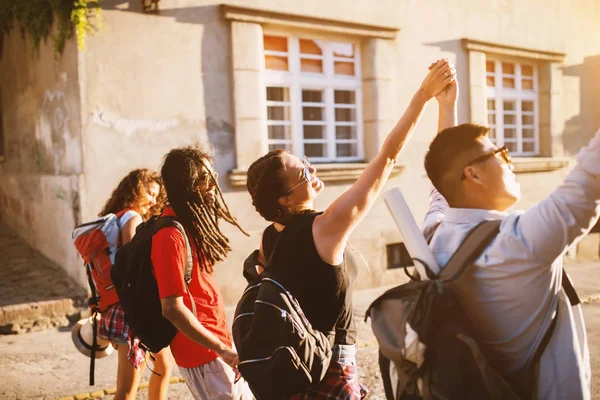 Grupo Jóvenes Amigos Felices Que Viajan Por Ciudad Tomados Mano —  Fotos de Stock