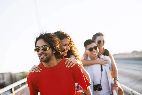 Gruppe Junger Glücklicher Freunde Die Der Stadt Unterwegs Sind Und — Stockfoto