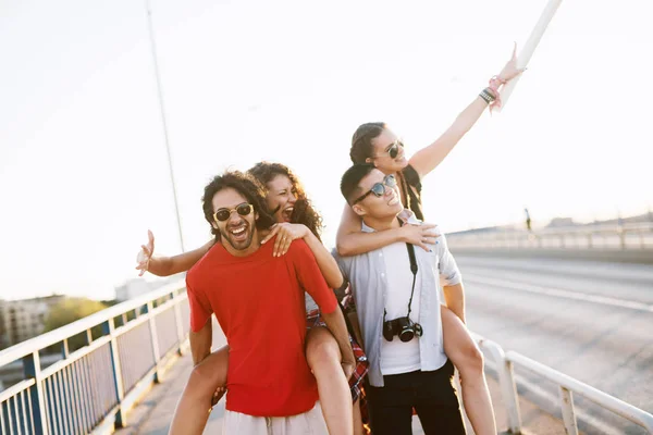 Grupo Jóvenes Amigos Felices Que Viajan Por Ciudad —  Fotos de Stock