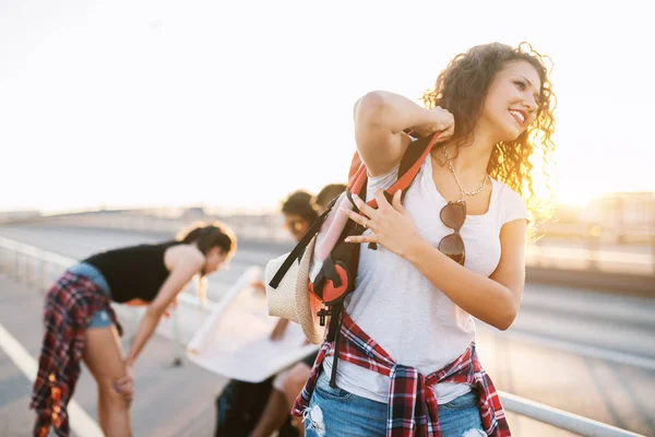 Grupo Jovens Amigos Felizes Viajando Cidade Andando Ponte Mulher Com — Fotografia de Stock