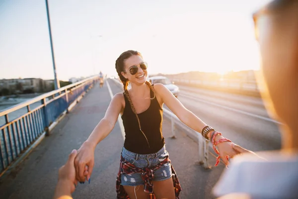 Gelukkig Jongedame Genieten Van Reizen Met Haar Vriendje Bij Zonsondergang — Stockfoto