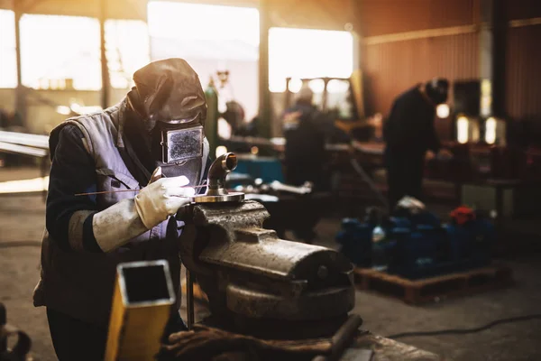 Soldador Profesional Con Máscara Protección Trabajando Taller — Foto de Stock