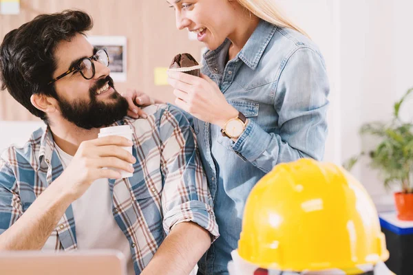 Dva Mladí Šťastný Inženýři Kanceláři Drží Muffin Chatování — Stock fotografie