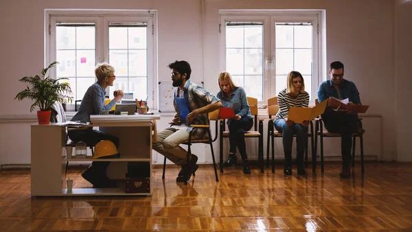 Giovane Uomo Che Parla Con Capo Femminile Sul Colloquio Lavoro — Foto Stock