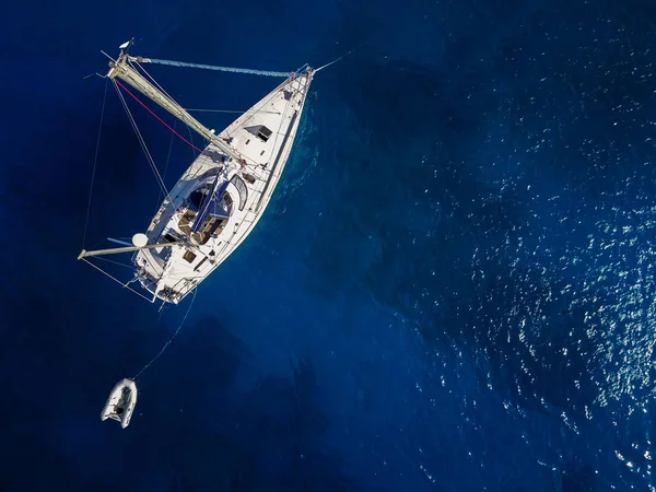 Vista Aérea Hermosa Laguna Azul Con Velero Yate Grande — Foto de Stock