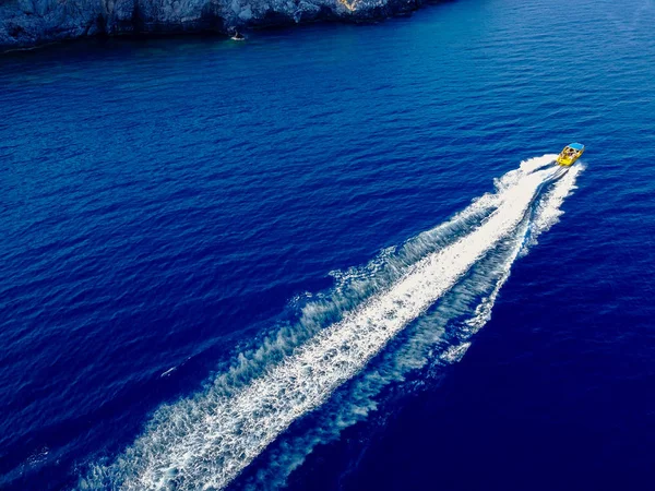 Flygfoto Över Vackra Blå Lagunen Med Segelbåt — Stockfoto