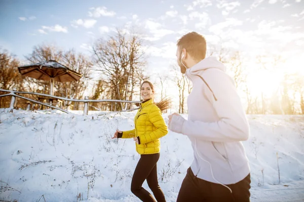 Glücklich Lächelnd Sportliches Junges Paar Joggt Wintersportbekleidung Outdoor Training — Stockfoto