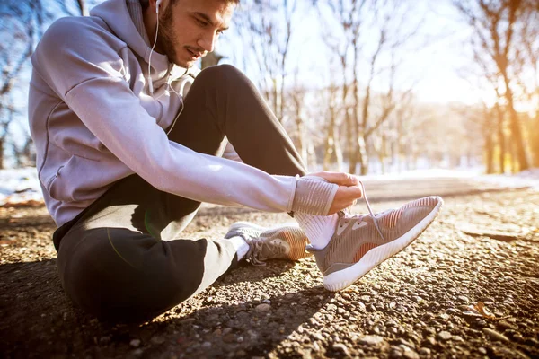 Joven Activo Deportivo Hombre Atando Cordones Invierno Camino —  Fotos de Stock