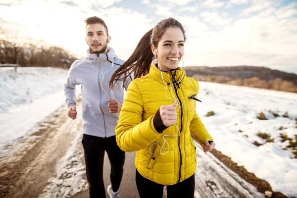 Heureux Souriant Sportif Jeune Couple Jogging Hiver Vêtements Sport Entraînement — Photo