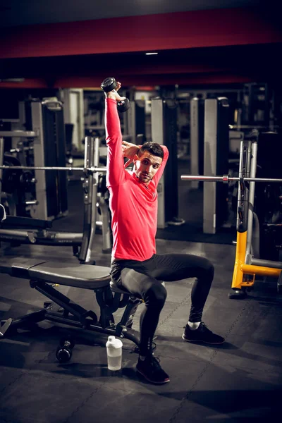 Desportivo Homem Fazendo Exercício Para Tríceps Sentado Banco Ginásio — Fotografia de Stock