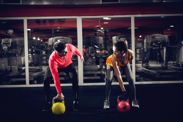 Stark Ung Passar Kvinna Sportkläder Lyft Kettlebells Med Personlig Tränare — Stockfoto