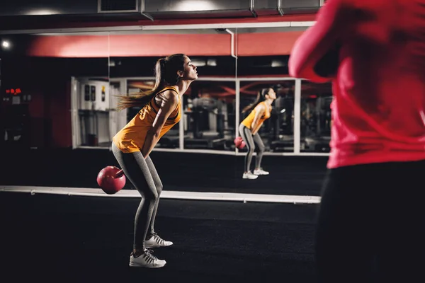 Ισχυρή Νεαρή Γυναίκα Σπορ Αθλητικά Ενδύματα Που Κάνουν Καταλήψεις Kettlebell — Φωτογραφία Αρχείου