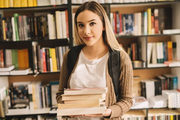 Retrato Atractiva Mujer Feliz Estudiante Sosteniendo Pila Libros Biblioteca —  Fotos de Stock