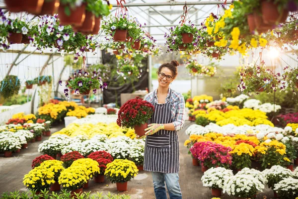 Mooie Jonge Vrouwelijke Professionele Tuinman Poseren Moderne Kas — Stockfoto