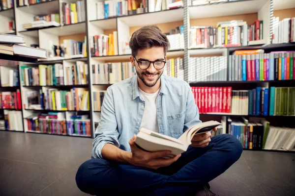 Ritratto Giovane Studente Pensieroso Libro Lettura Biblioteca — Foto Stock