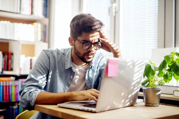 Joven Estudiante Guapo Usando Portátil Biblioteca —  Fotos de Stock