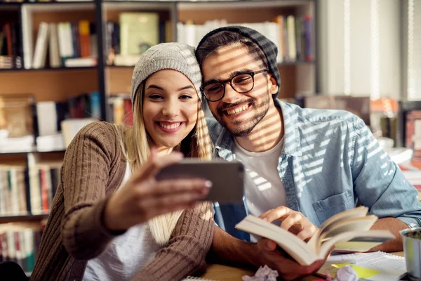 Ζευγάρι Ευτυχισμένο Νεαρών Μαθητών Λήψη Selfie Βιβλιοθήκη — Φωτογραφία Αρχείου