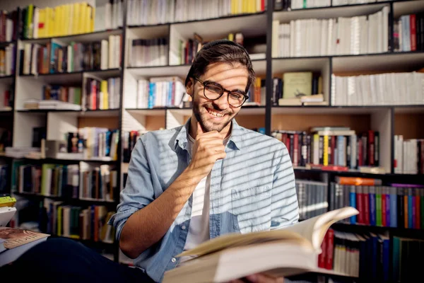 Portrait Jeune Étudiant Souriant Lisant Livre Bibliothèque — Photo