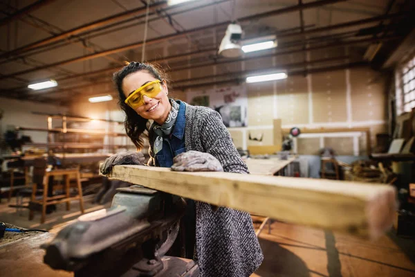 Carpintero Femenino Trabajador Que Trabaja Con Papel Lija Sobre Madera — Foto de Stock