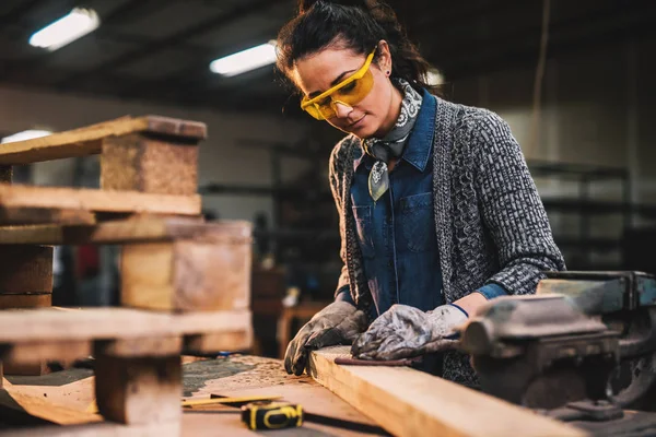 Vrouwelijke Timmerman Hardwerkende Werken Met Schuurpapier Hout Werkplaats — Stockfoto