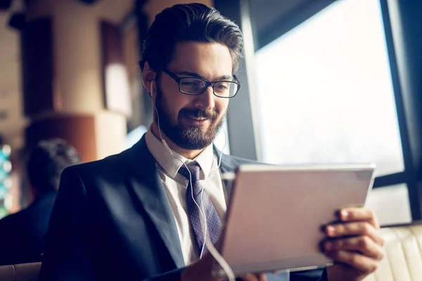 Framgångsrik Stilig Unga Skäggiga Affärsman Kostym Som Arbetar Med Tabletpc — Stockfoto