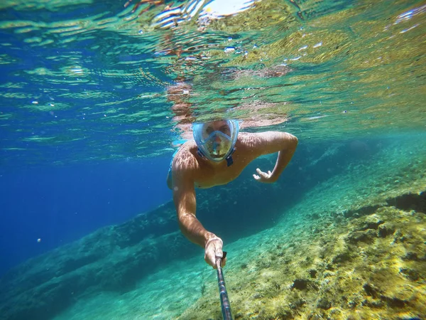 Junger Mann Schwimmt Unter Wasser Und Macht Selfie Mit Selfiestick — Stockfoto