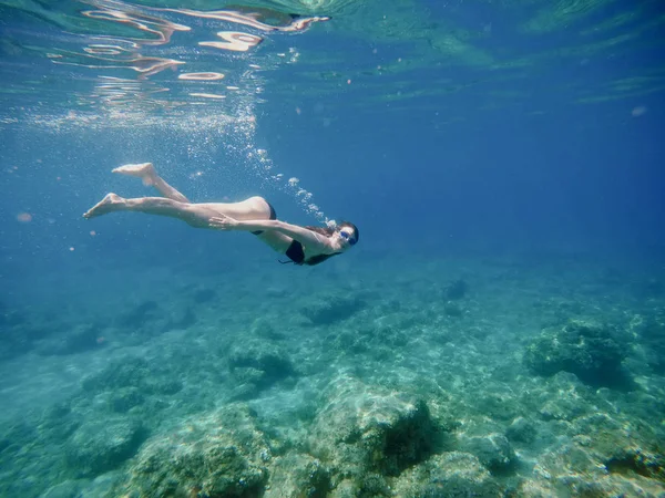 澄んだ海で泳ぐ若い女性の水中写真 — ストック写真