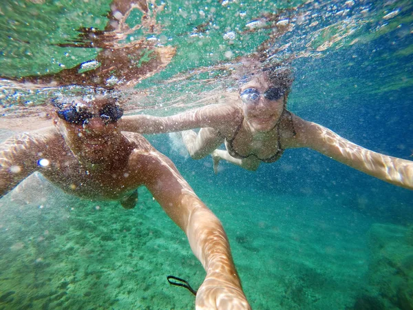 Veselý Pár Baví Pod Vodou Při Selfie Selfiestick — Stock fotografie