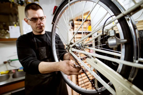 Professioneller Mann Überprüft Fahrradkette Richtig Eingestellt Ist — Stockfoto