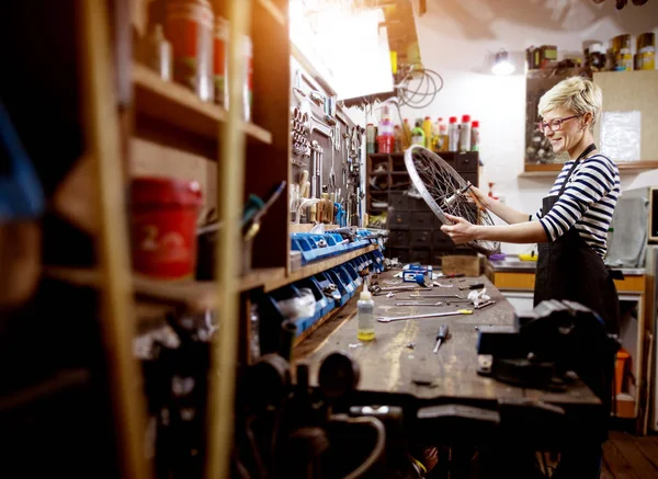 Hardworking Professional Woman Checking Bare Bicycle Wheel Workshop — Stock Photo, Image