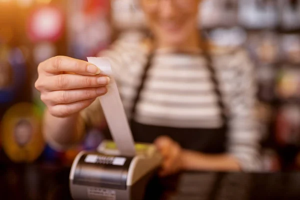 Frau Zieht Scheck Aus Kasse — Stockfoto