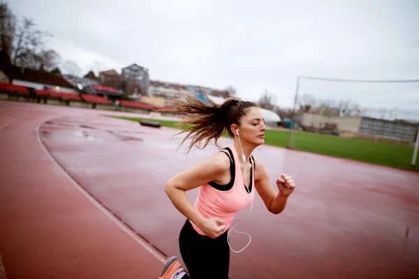 Retrato Mujer Joven Atractiva Corriendo Mientras Escucha Música Pista — Foto de Stock