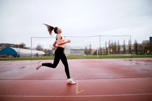 Retrato Mujer Joven Atractiva Corriendo Mientras Escucha Música Pista — Foto de Stock