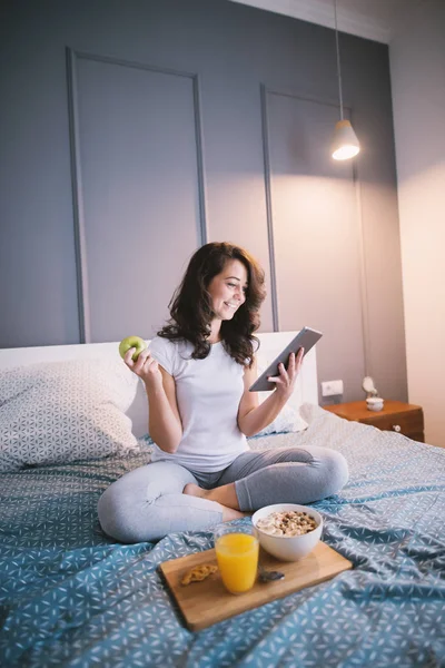 Happy Beautiful Woman Sitting Bed Tablet Eating Healthy Breakfast Tray — Stock Photo, Image