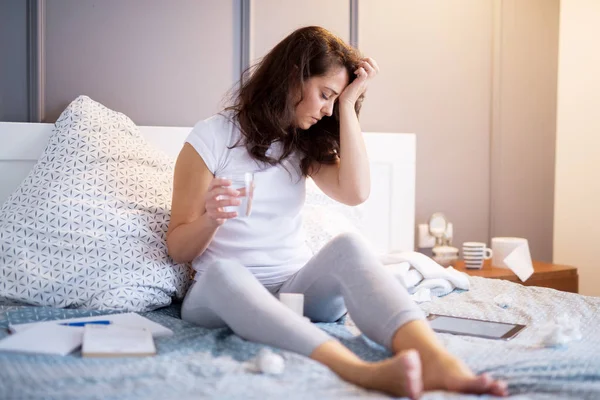 Hasta Kadın Evde Yatakta Oturuyordu Acı Baş Ağrısı Içme Suyu — Stok fotoğraf