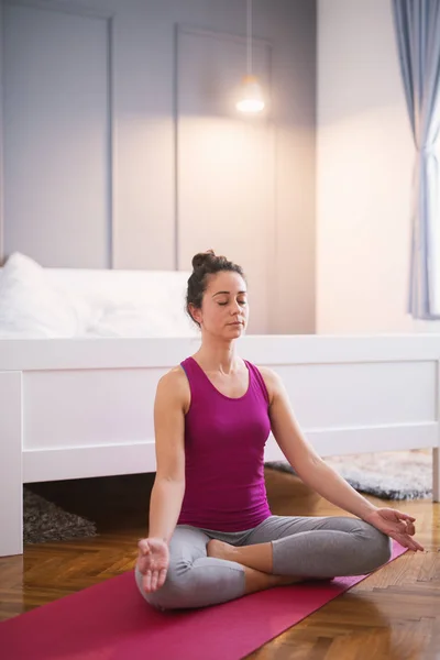 Bela Mulher Saudável Fazendo Exercício Ioga Quarto Casa — Fotografia de Stock