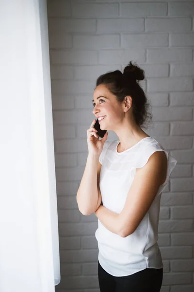 Mujer Pie Cerca Ventana Casa Hablando Por Teléfono Inteligente — Foto de Stock