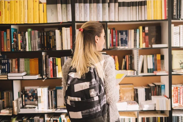 Jovem Estudante Sexo Feminino Escolhendo Livro Estante Biblioteca — Fotografia de Stock