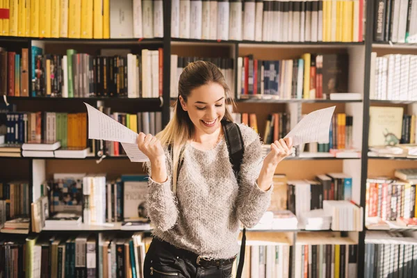 Szczęśliwy Młody Student Kobieta Trzyma Notatki Bibliotece — Zdjęcie stockowe