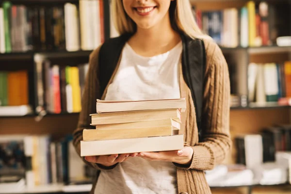 Retrato Atraente Estudante Feliz Segurando Pilha Livros Biblioteca — Fotografia de Stock