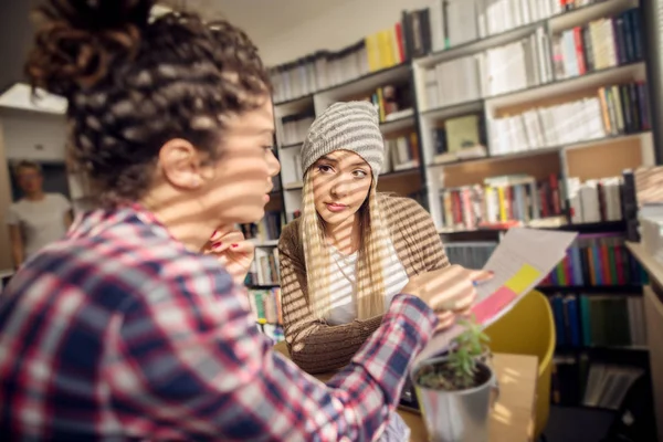 Twee Jonge Vriendinnen Studeren Aan Bibliotheek Voorbereiding Voor Examen — Stockfoto