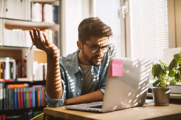 Jovem Estudante Bonito Usando Laptop Biblioteca — Fotografia de Stock