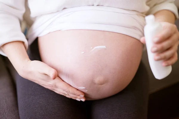 Έγκυος Γυναίκα Εφαρμογή Κρέμας Στην Κοιλιά — Φωτογραφία Αρχείου