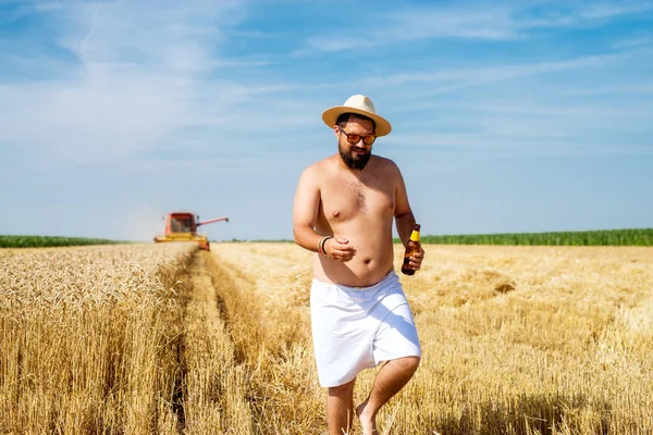 Homem Sem Camisa Com Cerveja Chapéu Campo Trigo — Fotografia de Stock