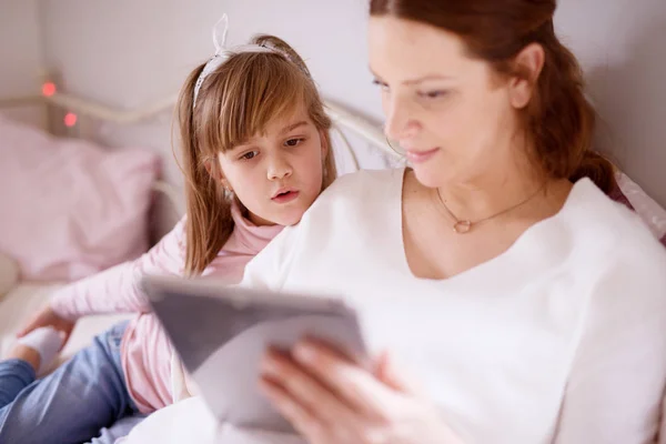 Χαμογελώντας Έγκυος Μητέρα Και Toddler Μικρό Κορίτσι Που Χρησιμοποιούν Tablet — Φωτογραφία Αρχείου