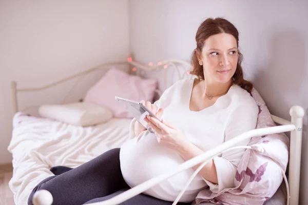 Hermosa Mujer Embarazada Usando Tableta Casa — Foto de Stock