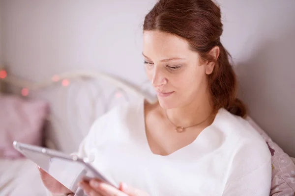 Beautiful Pregnant Woman Using Tablet Home — Stock Photo, Image